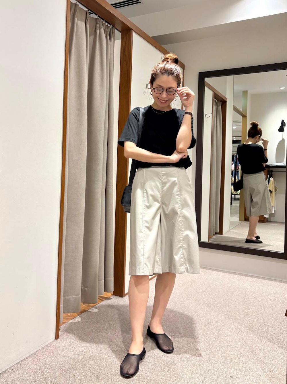 グレー系のその他パンツ、ブラック系のTシャツ/カットソー、ブラック系のバレエシューズを着用したレディースの夏コーディネートの1枚目の写真