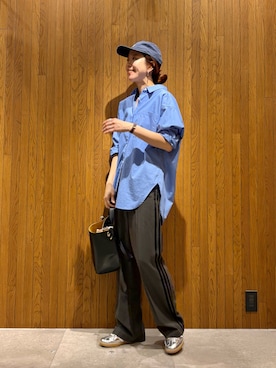 「URBAN RESEARCH（アーバンリサーチ）のnew basic　BROAD BIG SHIRTS（シャツ/ブラウス、ブルー系）」を使った、岡本さん（レディース・167cm）の春コーディネート