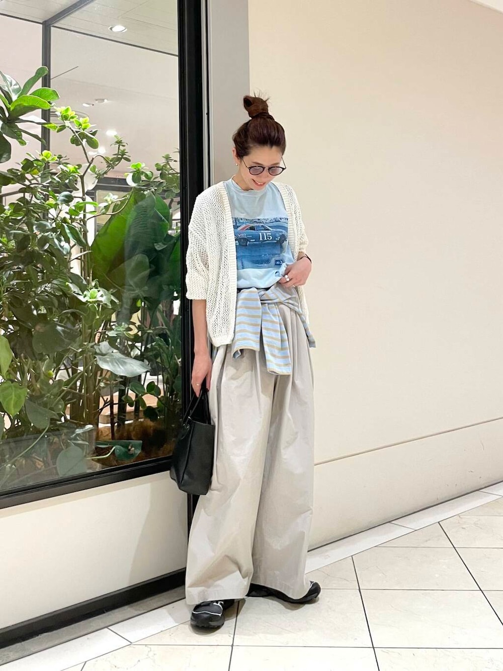 その他のTシャツ/カットソー、グレー系のスニーカー、ブルー系のTシャツ/カットソーを着用したレディースの春コーディネートの1枚目の写真