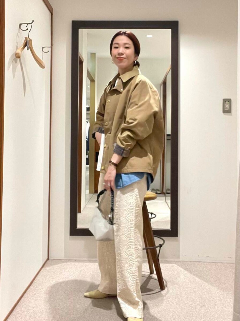 ベージュ系のその他アウター、その他のTシャツ/カットソー、ベージュ系のパンプスを着用したレディースの春コーディネートの1枚目の写真