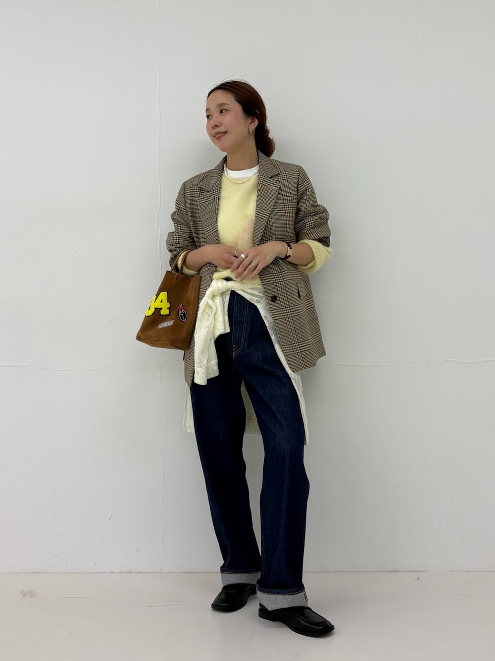 ホワイト系のシャツ/ブラウス、ホワイト系のTシャツ/カットソー、ブラウン系のトートバッグを着用したレディースの秋コーディネートの1枚目の写真