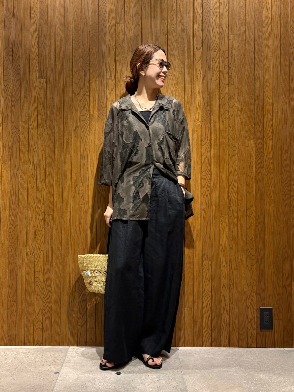 ブラック系のその他パンツ、ブラック系のタンクトップ、ブラウン系のシャツ/ブラウスを着用したレディースの春コーディネートの1枚目の写真
