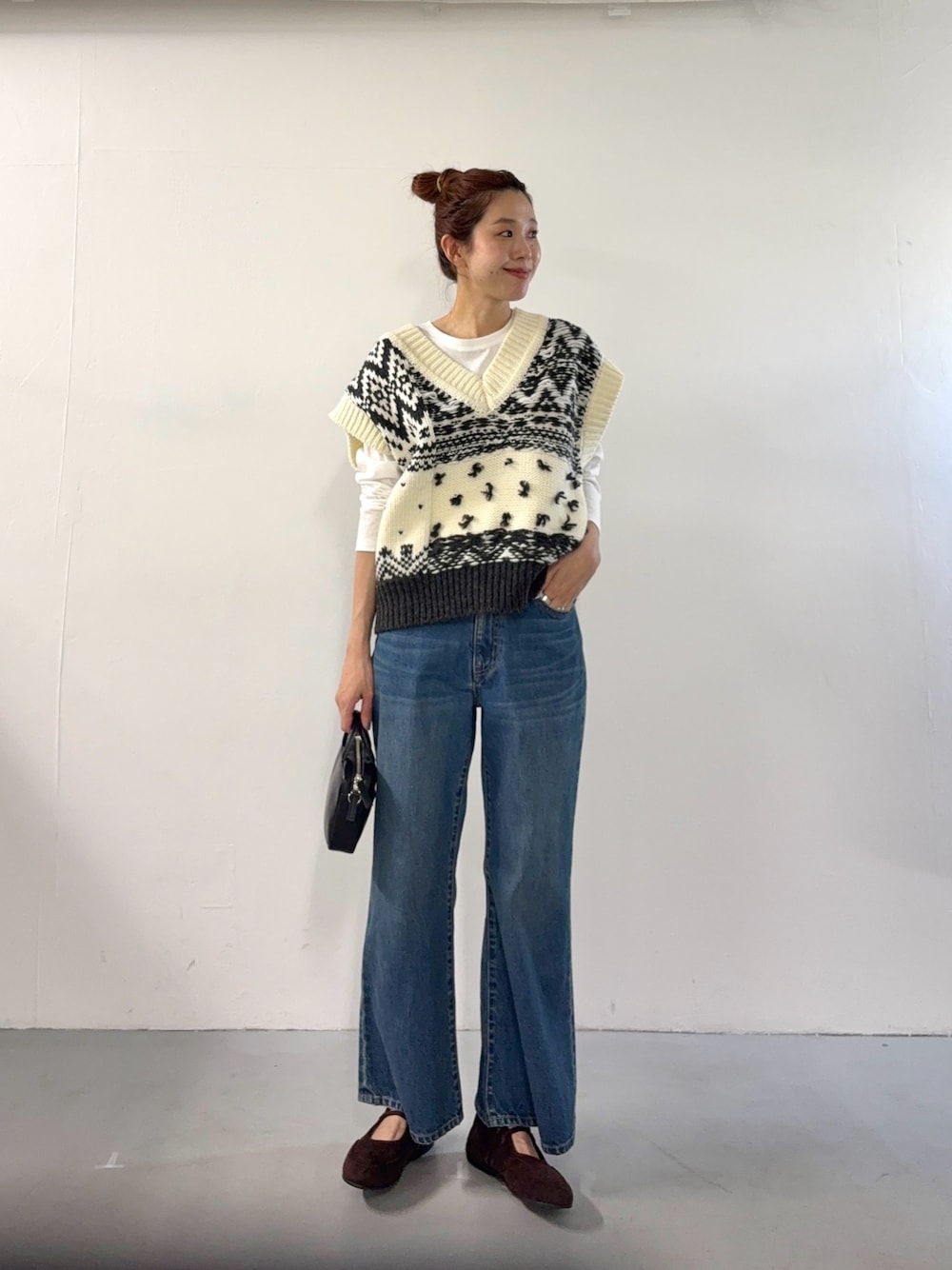 ブラウン系のスニーカー、ホワイト系のTシャツ/カットソー、ホワイト系のダウンジャケット/コートを着用したレディースの夏コーディネートの1枚目の写真
