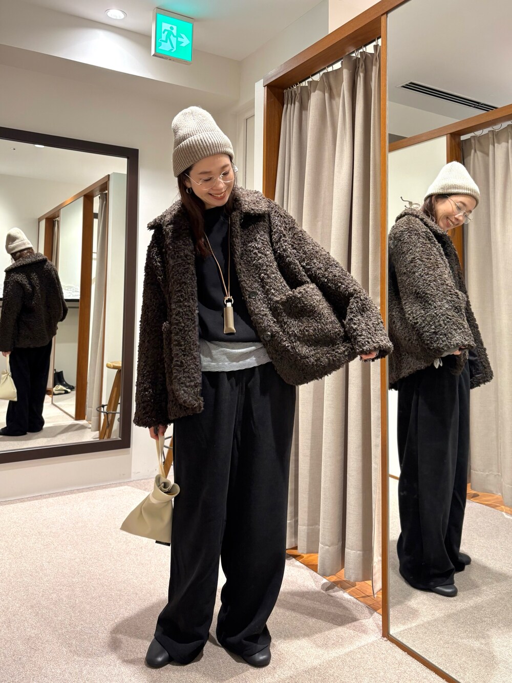 ブラウン系のその他アウター、ブラック系のその他パンツ、ブラック系のニット/セーターを着用したレディースの冬コーディネートの1枚目の写真