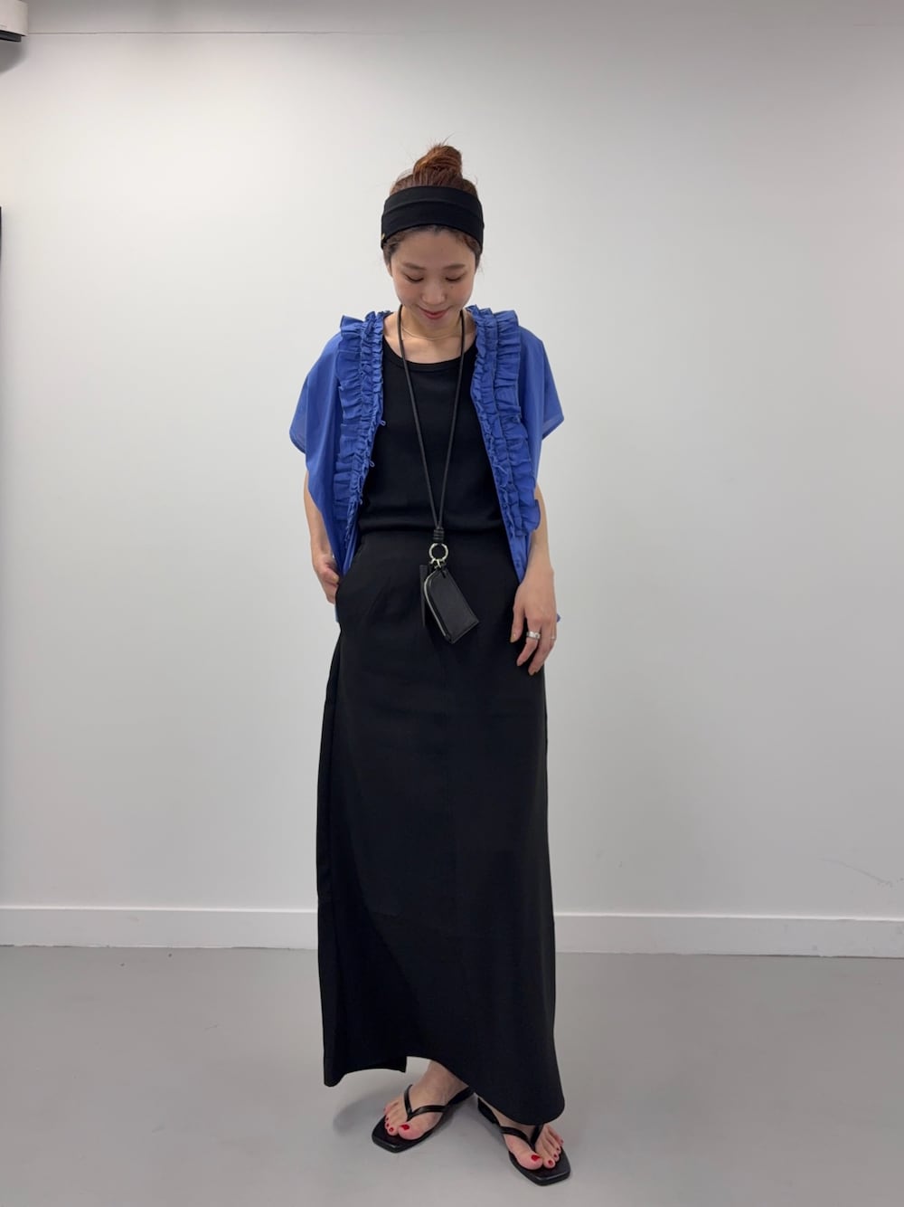 ブルー系のシャツ/ブラウス、ブラック系のショルダーバッグ、ブラック系のサンダルを着用したレディースの春コーディネートの1枚目の写真