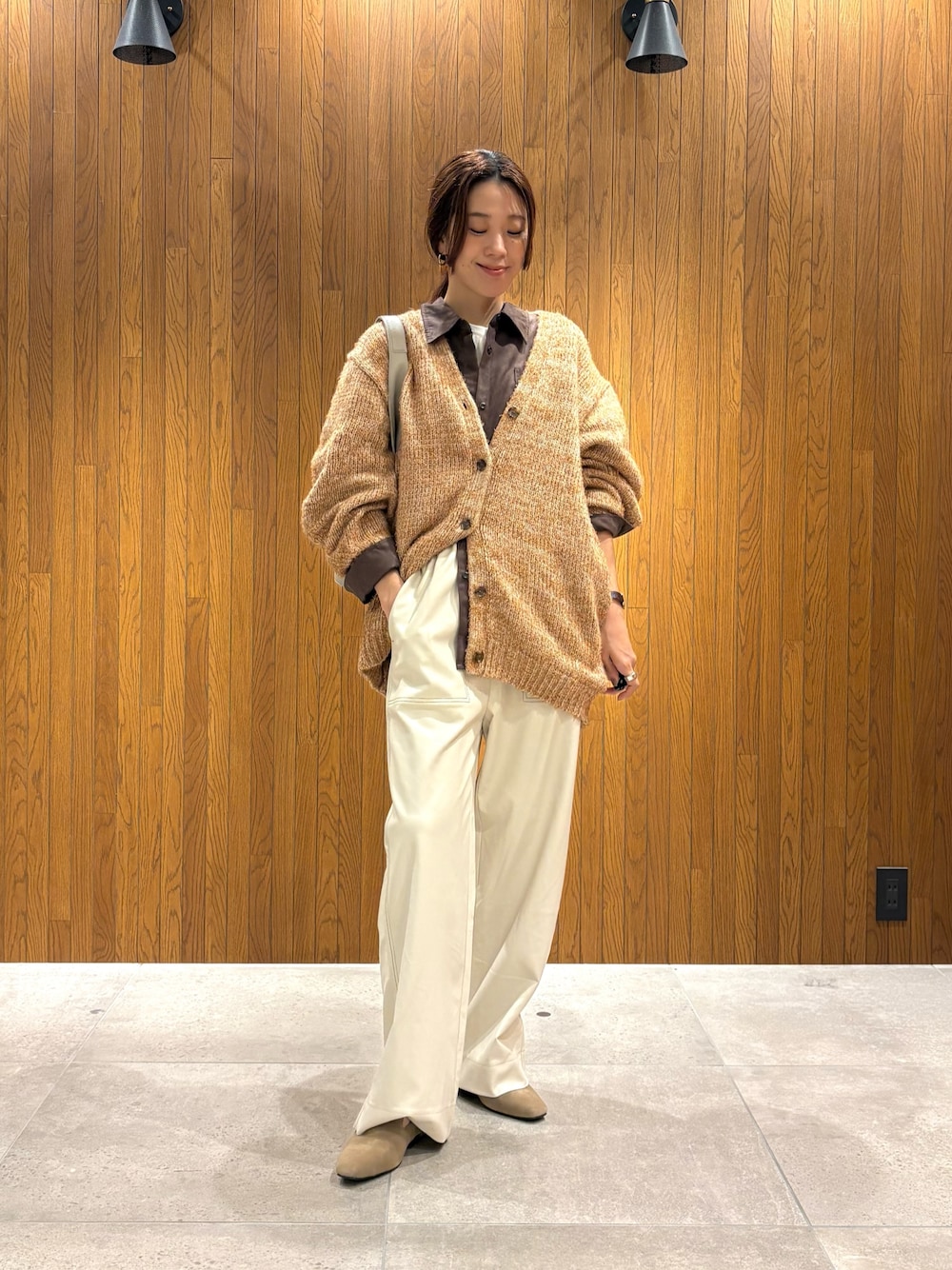 ブラウン系のカーディガン/ボレロ、ホワイト系のその他パンツ、ブラウン系のシャツ/ブラウスを着用したレディースの秋コーディネートの1枚目の写真