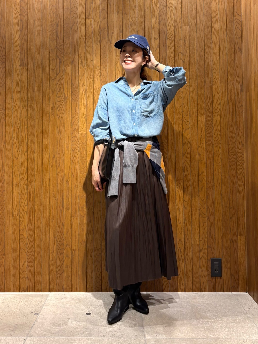 ブルー系のシャツ/ブラウス、グレー系のカーディガン/ボレロ、ブラウン系のスカートを着用したレディースの秋コーディネートの1枚目の写真