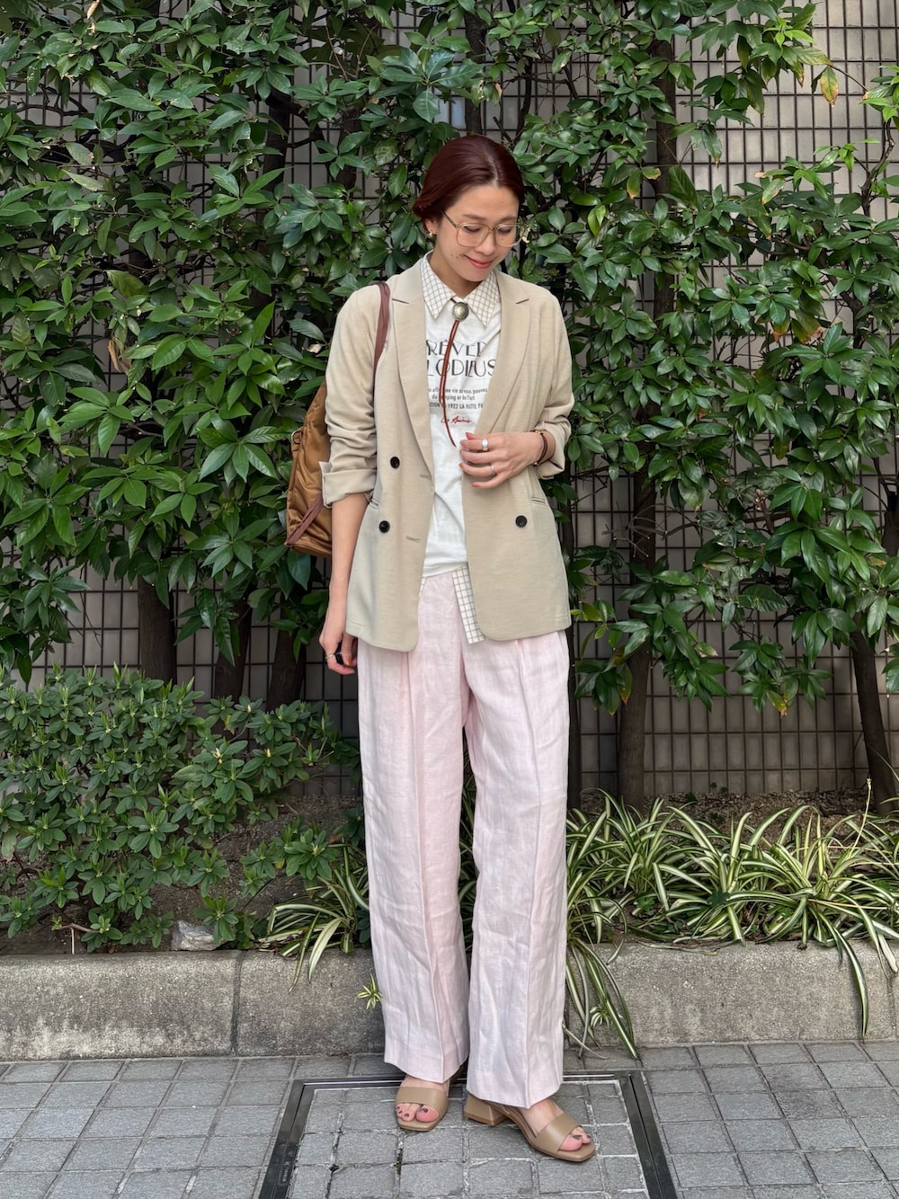 ベージュ系のその他アウター、ピンク系のその他パンツ、その他のTシャツ/カットソーを着用したレディースの春コーディネートの1枚目の写真