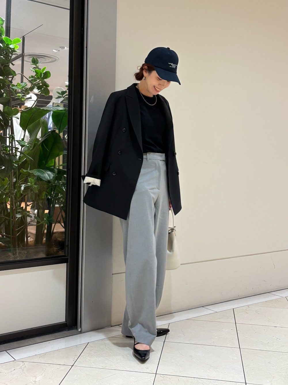 ブラック系のその他アウター、グレー系のその他パンツ、ブラック系のパンプスを着用したレディースの春コーディネートの1枚目の写真