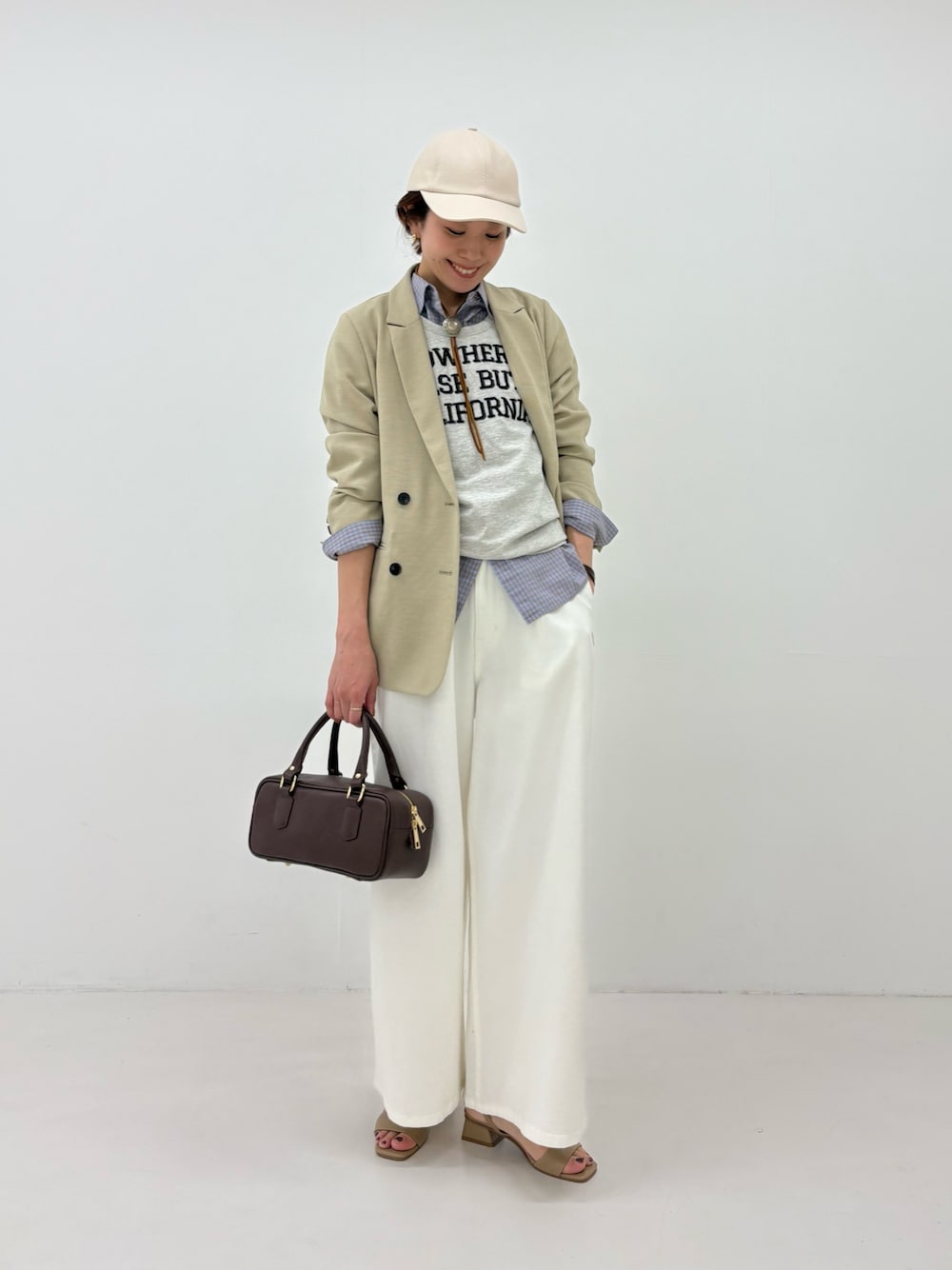 ベージュ系のその他アウター、ブルー系のシャツ/ブラウス、ホワイト系のデニムパンツを着用したレディースの春コーディネートの1枚目の写真