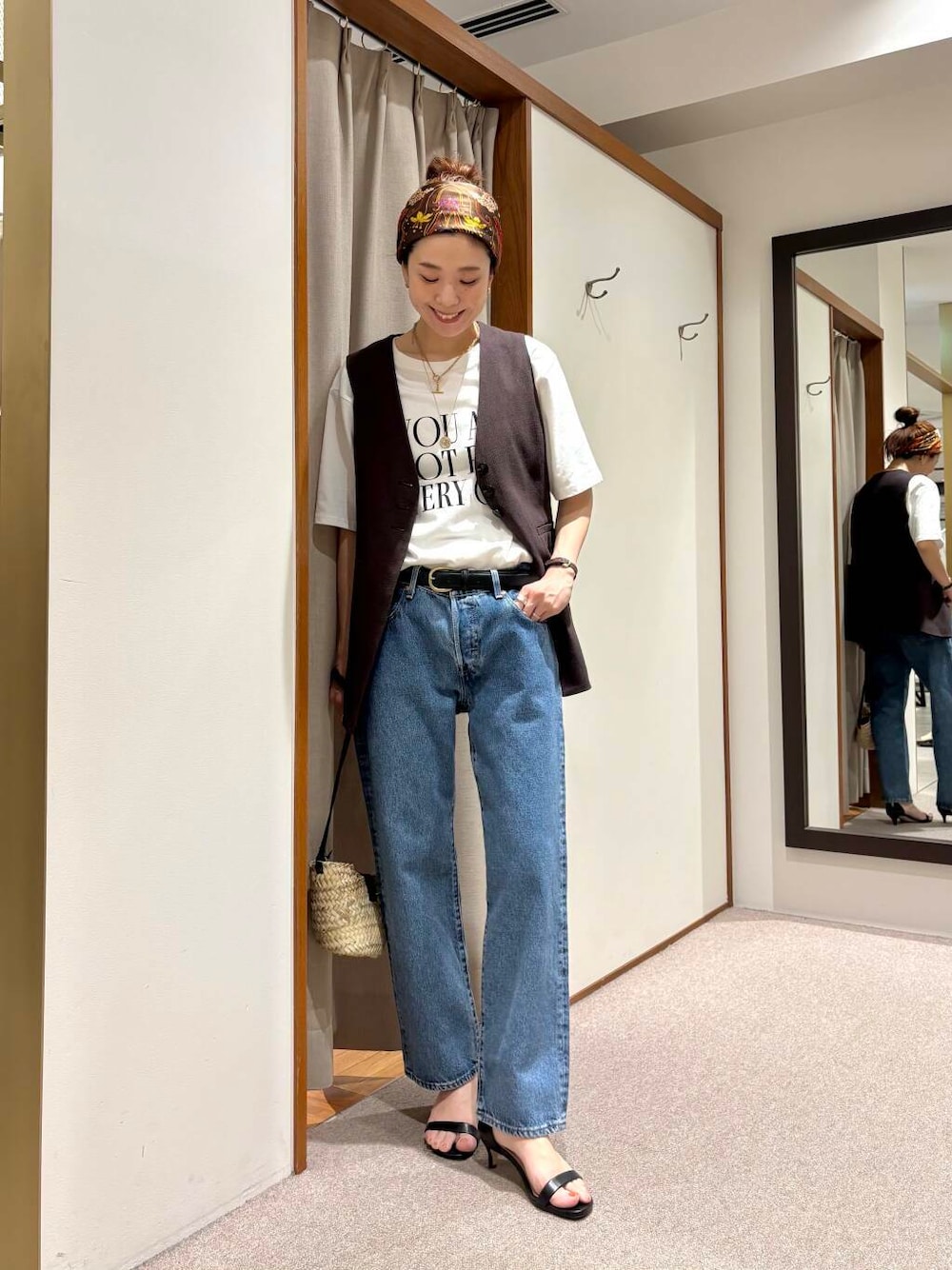 その他のTシャツ/カットソー、ブルー系のデニムパンツ、ブラウン系のベストを着用したレディースの夏コーディネートの1枚目の写真