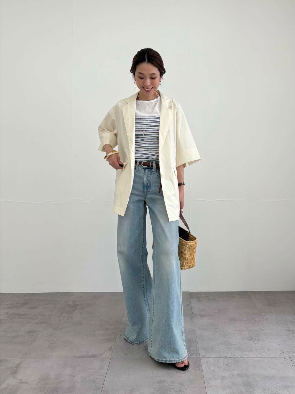 ホワイト系のTシャツ/カットソー、ブラウン系のかごバッグ、その他のキャミソールを着用したレディースの夏コーディネートの1枚目の写真