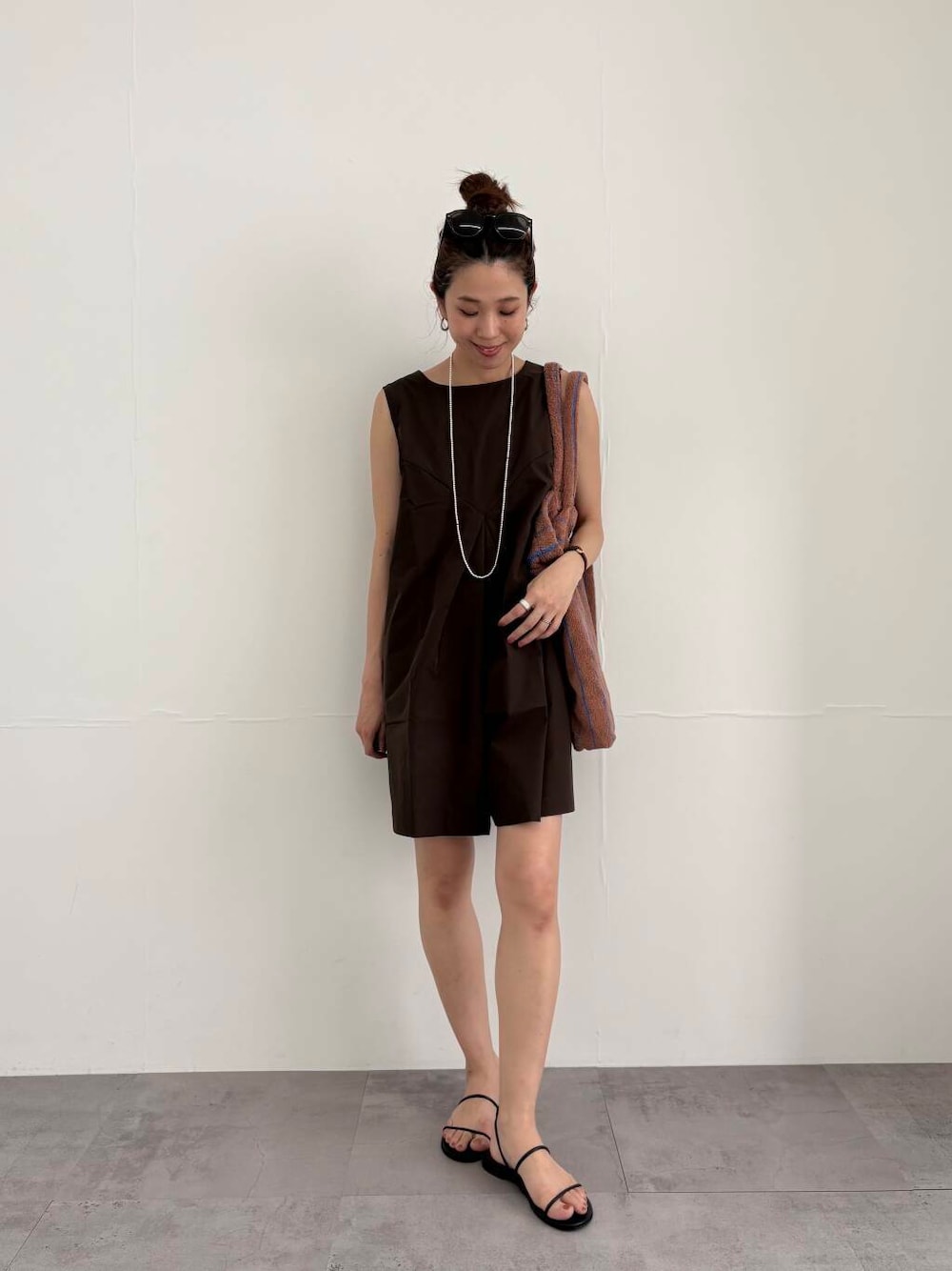 ブラック系のサンダル、その他のメガネ、ブラウン系の水着を着用したレディースの夏コーディネートの1枚目の写真