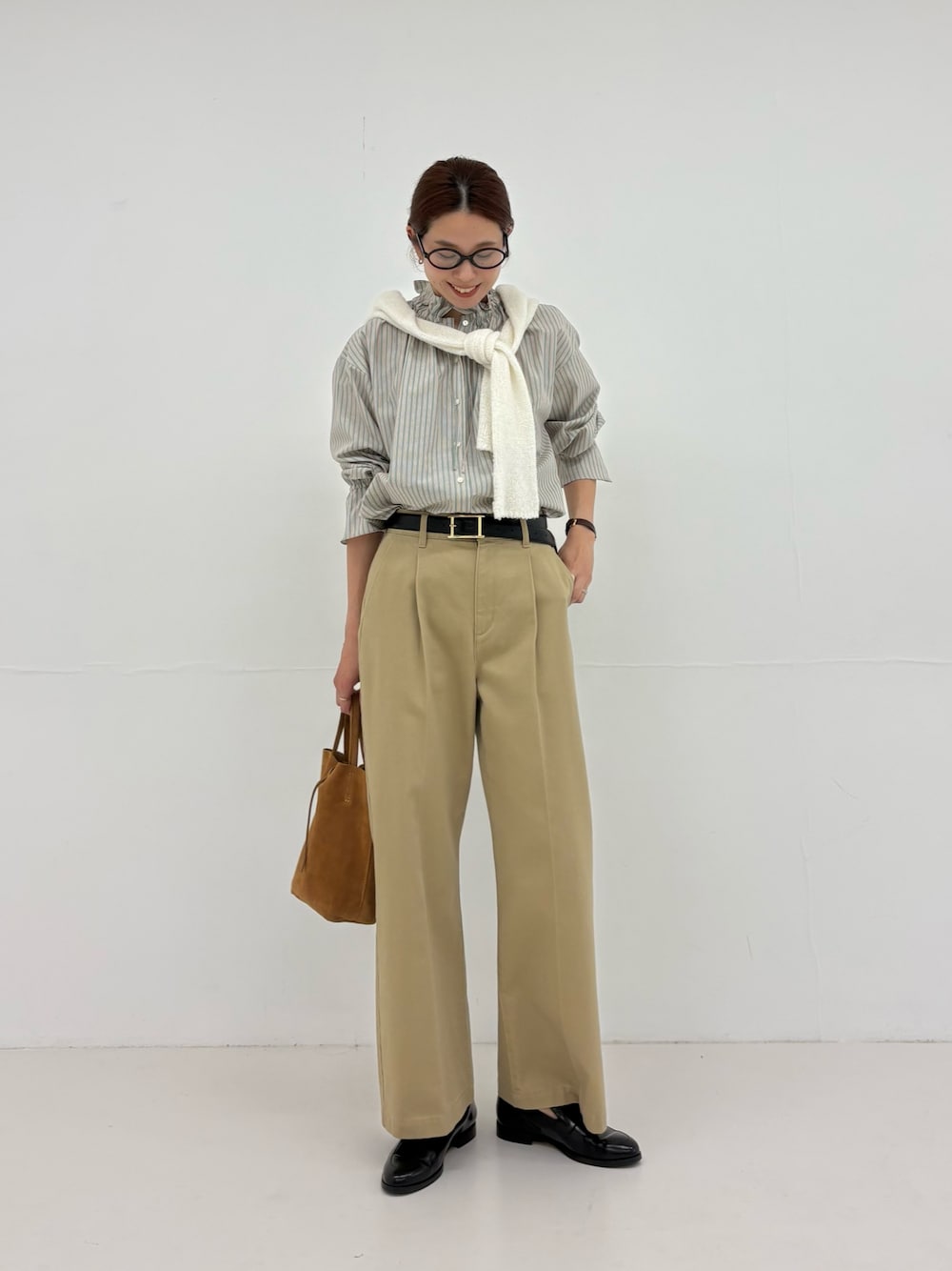 グリーン系のシャツ/ブラウス、ベージュ系のその他パンツ、ホワイト系のカーディガン/ボレロを着用したレディースの夏コーディネートの1枚目の写真