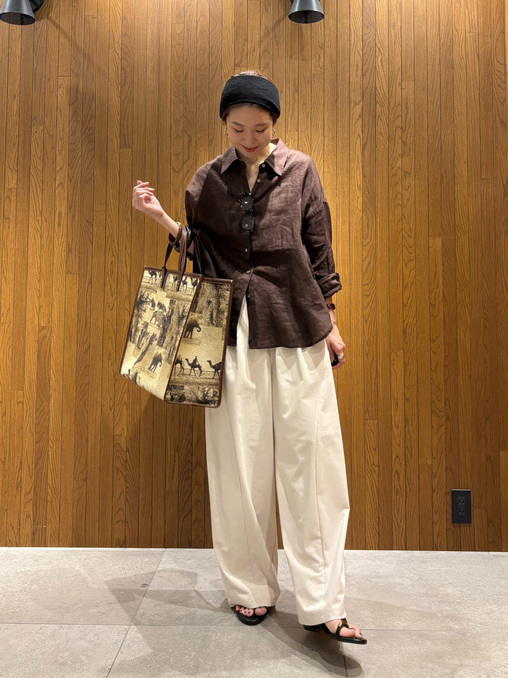 ブラウン系のシャツ/ブラウス、ホワイト系のその他パンツ、ベージュ系のハンドバッグを着用したレディースの夏コーディネートの1枚目の写真