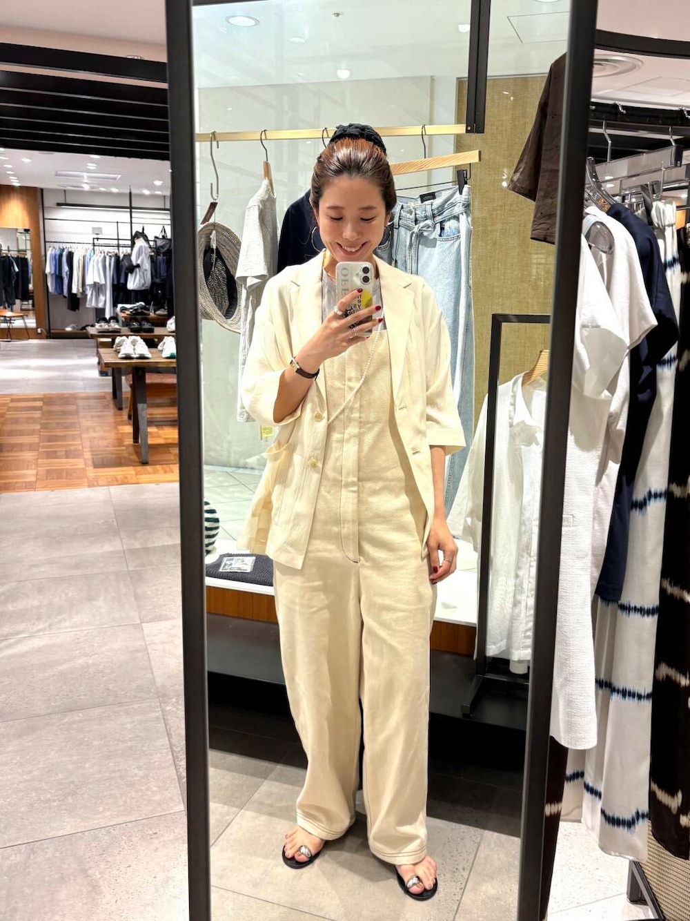 グレー系のTシャツ/カットソー、ホワイト系のその他アウター、ブラック系のヘアゴムを着用したレディースの夏コーディネートの1枚目の写真