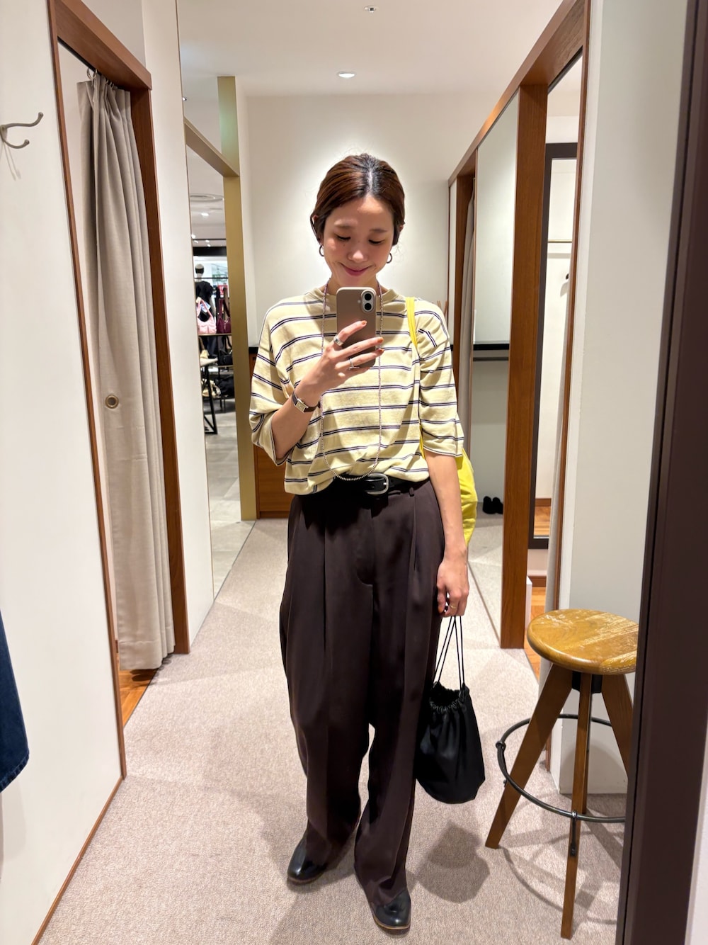 ベージュ系のTシャツ/カットソー、ブラウン系のその他パンツを着用したレディースの夏コーディネートの1枚目の写真