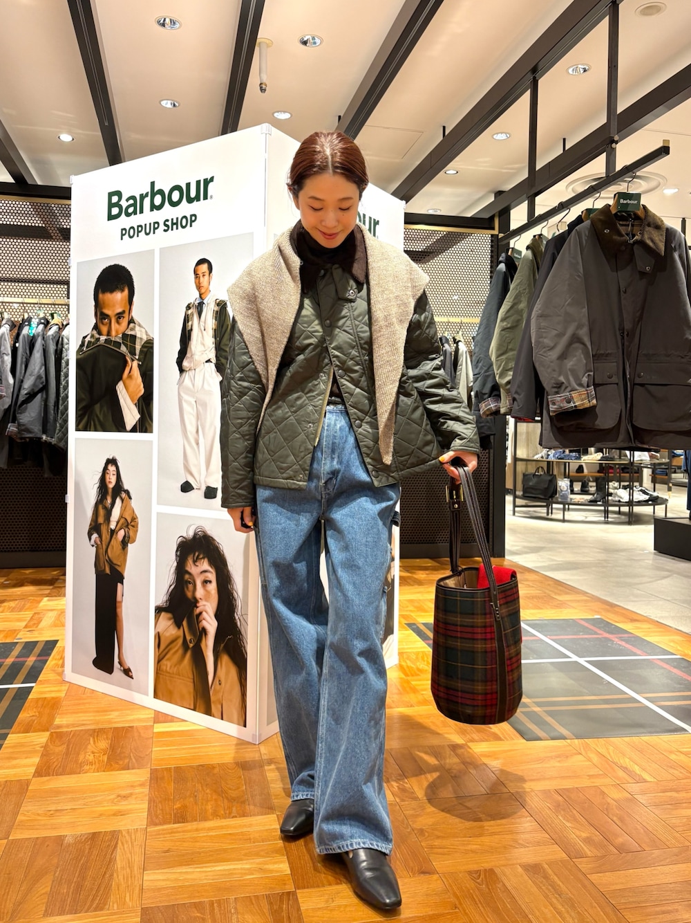 ブルー系のデニムパンツ、その他のショルダーバッグ、ブラック系のローファーを着用したレディースの秋コーディネートの1枚目の写真