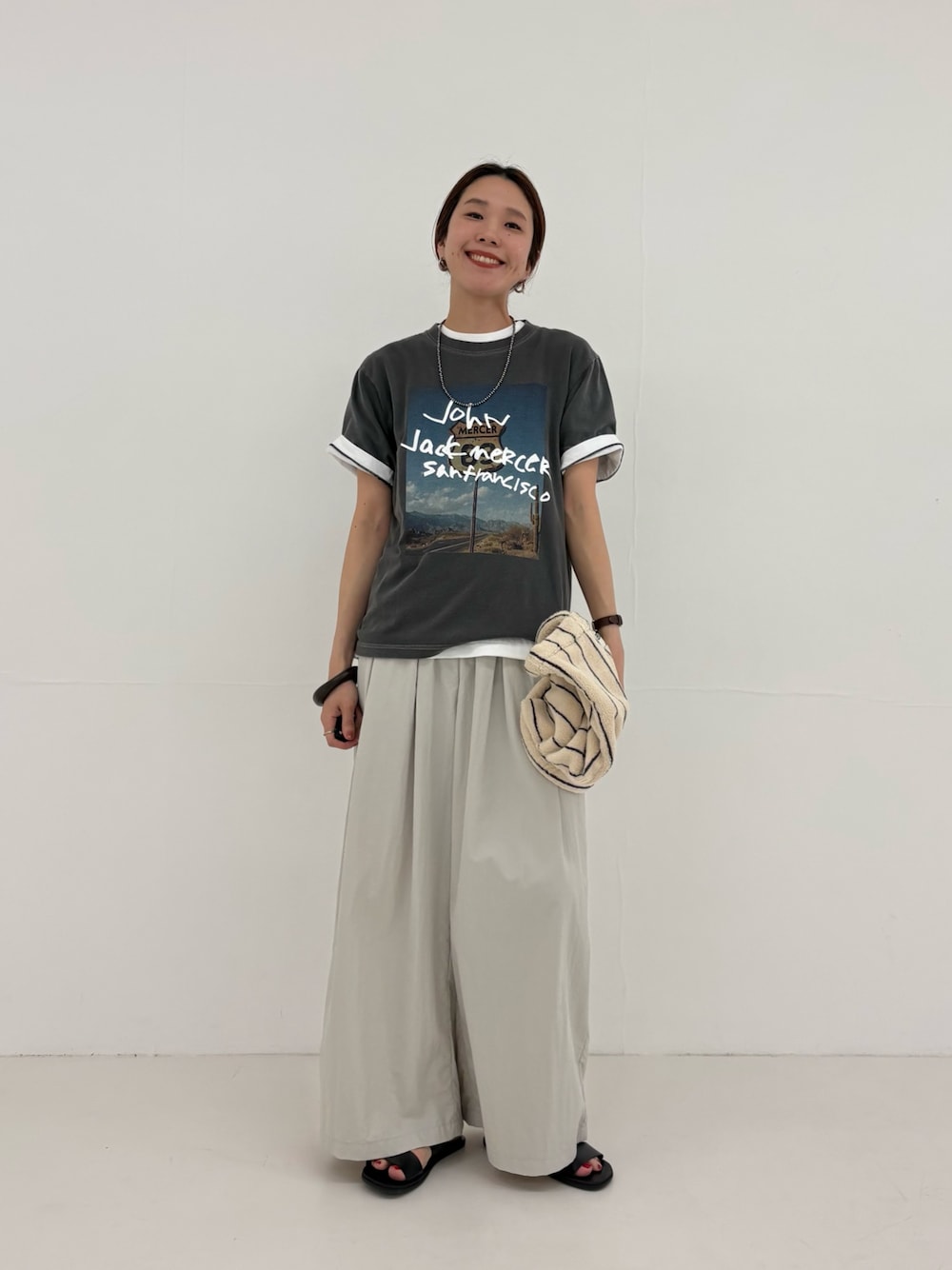 グレー系のその他パンツ、ホワイト系のTシャツ/カットソー、グレー系のTシャツ/カットソーを着用したレディースの春コーディネートの1枚目の写真