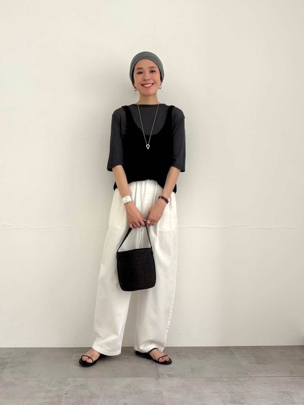 ブラック系のかごバッグ、ホワイト系のその他パンツ、ブラック系のサンダルを着用したレディースの夏コーディネートの1枚目の写真