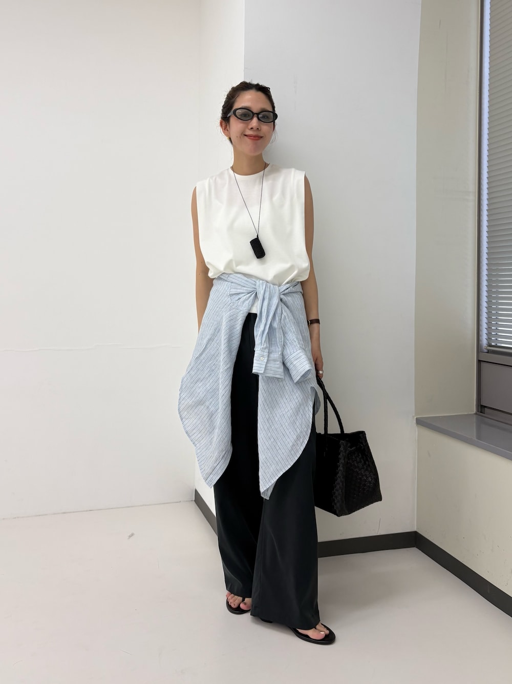 ブルー系のシャツ/ブラウス、ブラック系のその他パンツ、ホワイト系のタンクトップを着用したレディースの夏コーディネートの1枚目の写真