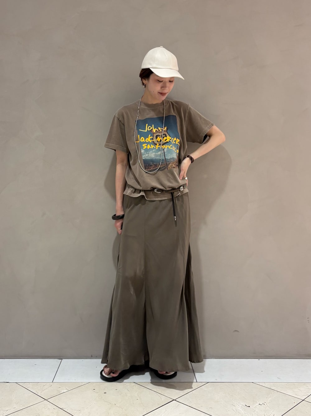 ブラウン系のTシャツ/カットソー、ブラウン系のスカートを着用したレディースの夏コーディネートの1枚目の写真