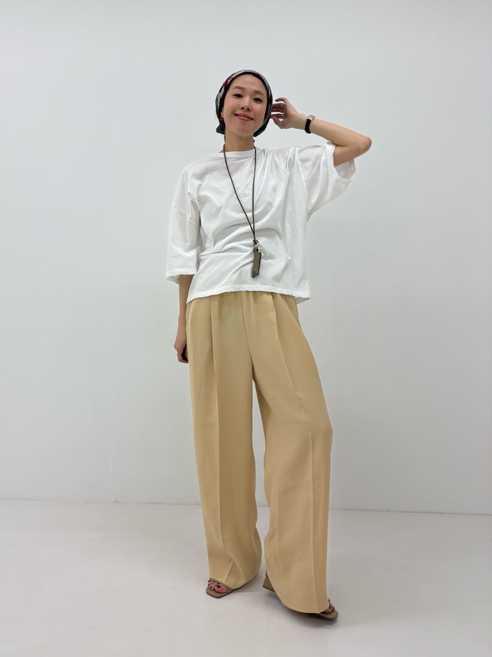 ホワイト系のTシャツ/カットソー、ベージュ系のその他パンツを着用したレディースの春コーディネートの1枚目の写真