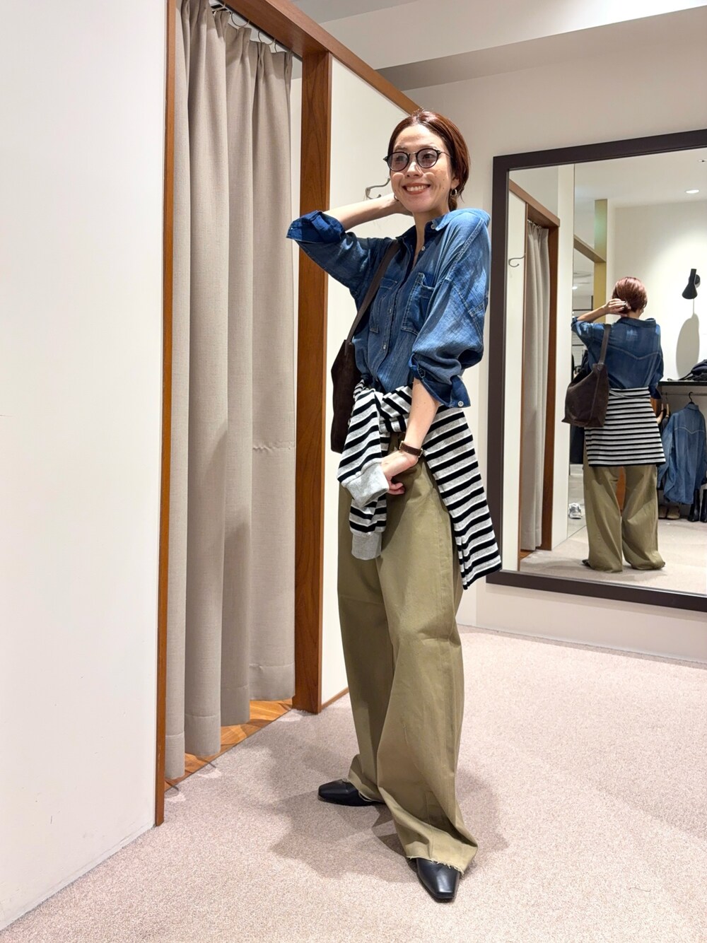 レッド系のTシャツ/カットソー、ブルー系のシャツ/ブラウス、ベージュ系のその他パンツを着用したレディースの秋コーディネートの1枚目の写真