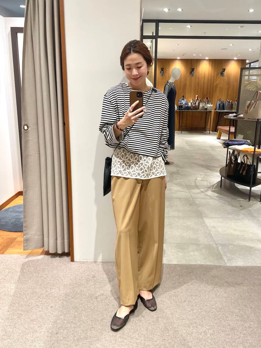 ブラック系のショルダーバッグ、イエロー系のその他パンツ、ホワイト系のベストを着用したレディースの夏コーディネートの1枚目の写真