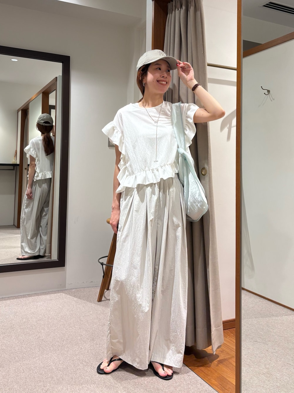 ホワイト系のTシャツ/カットソー、グレー系のその他パンツ、ブラック系のサンダルを着用したレディースの夏コーディネートの1枚目の写真