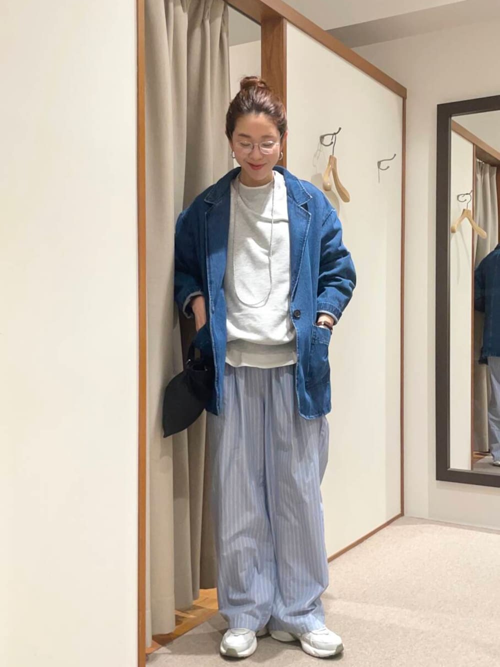 ブルー系のデニムジャケット、その他のスニーカー、ブルー系のその他パンツを着用したレディースの春コーディネートの1枚目の写真