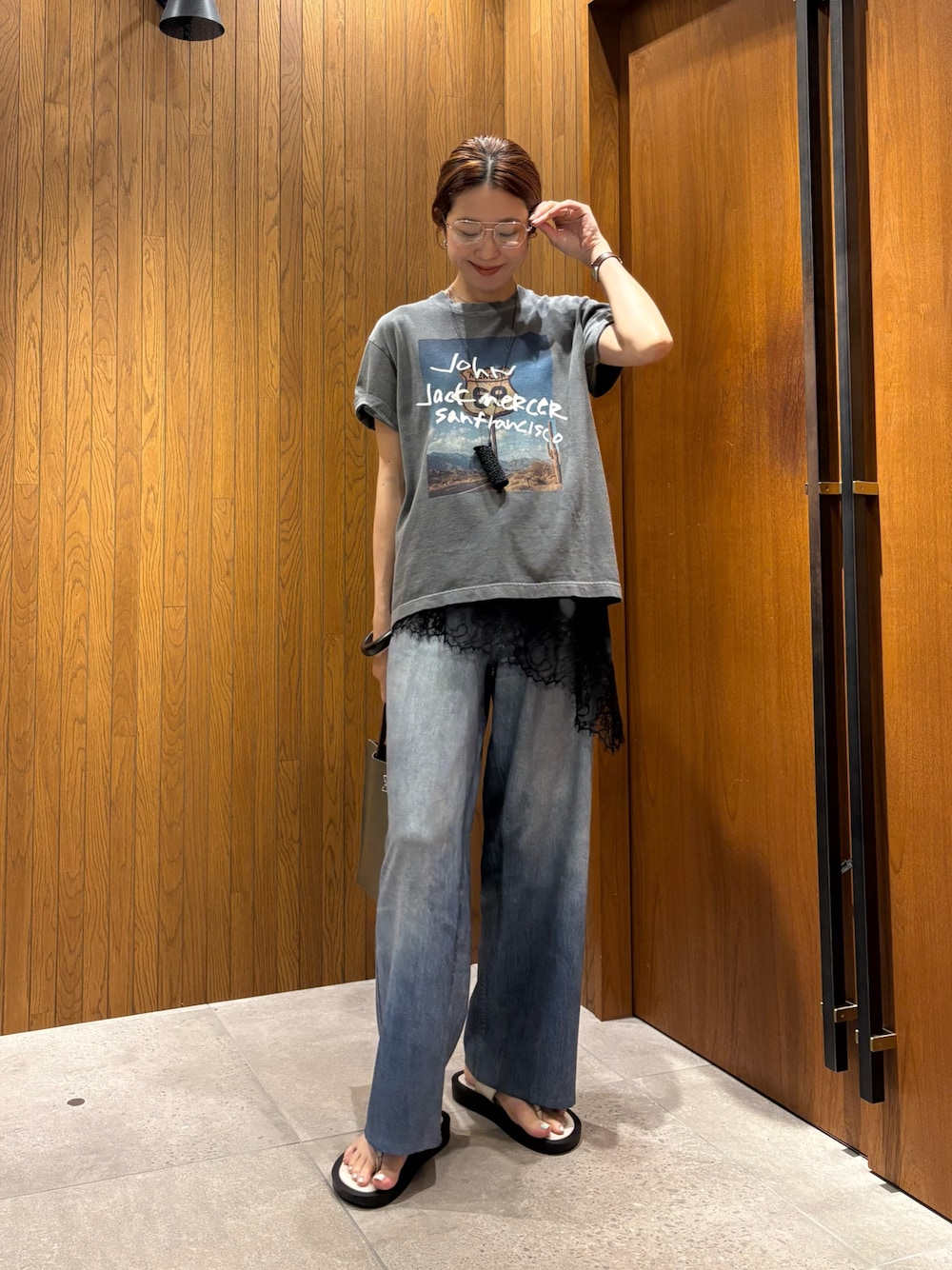 グレー系のTシャツ/カットソー、ブラック系のキャミソール、ブルー系のその他パンツを着用したレディースの夏コーディネートの1枚目の写真