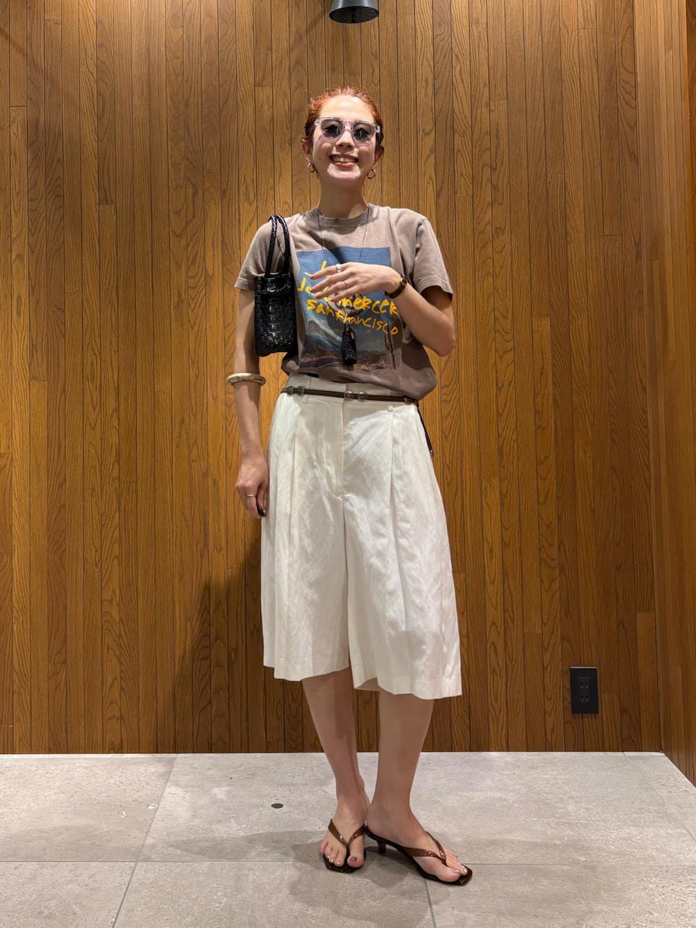 ブラウン系のTシャツ/カットソー、ホワイト系のその他パンツ、ブラウン系のサンダルを着用したレディースの夏コーディネートの1枚目の写真
