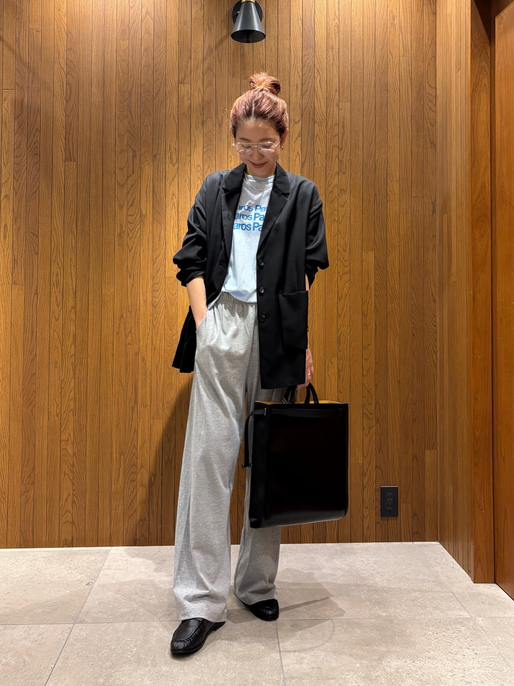 ブラック系のその他アウター、グレー系のその他パンツ、ブラック系のトートバッグを着用したレディースの夏コーディネートの1枚目の写真