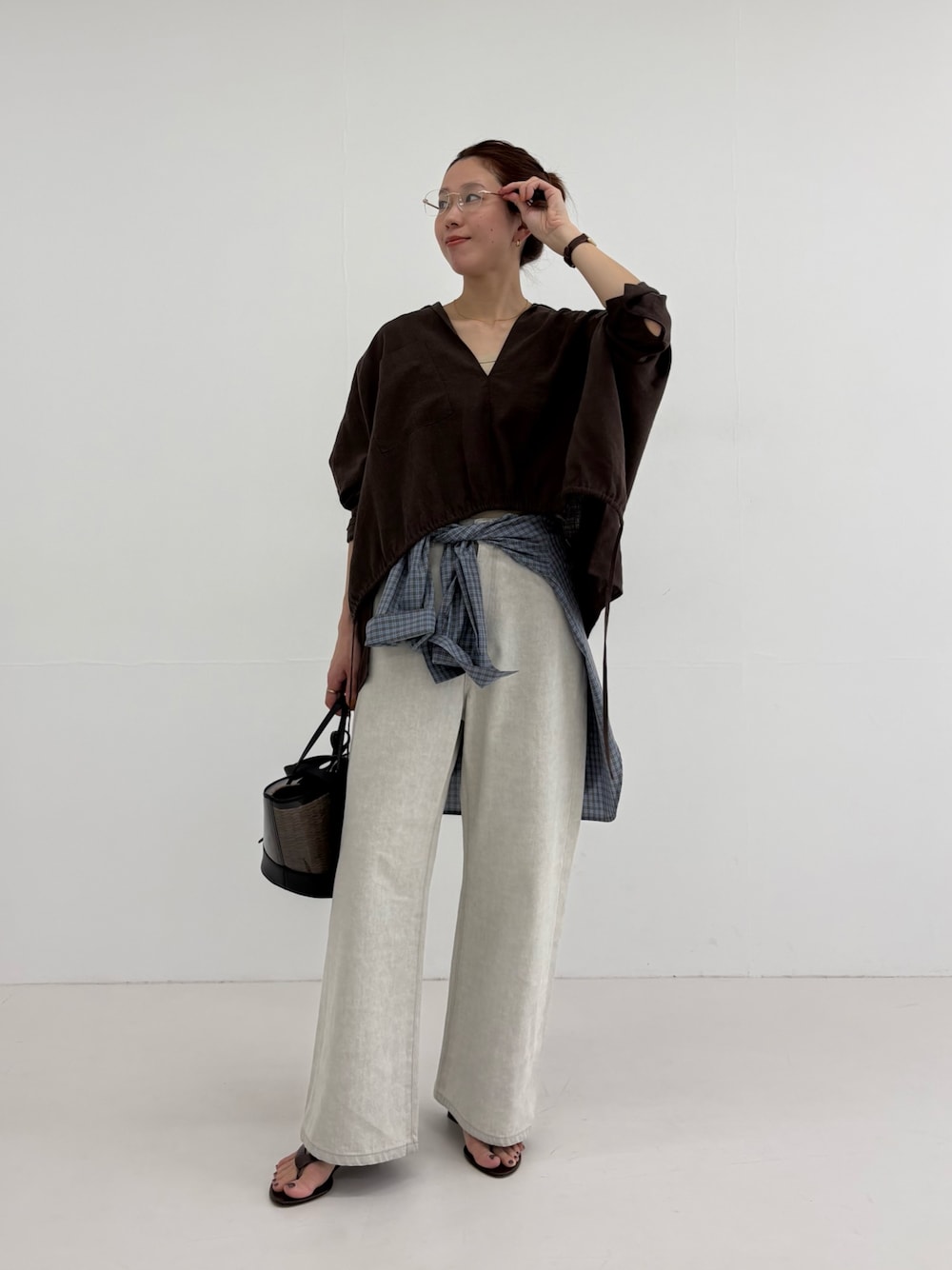 ブラウン系のシャツ/ブラウス、グレー系のデニムパンツ、ブルー系のシャツ/ブラウスを着用したレディースの春コーディネートの1枚目の写真