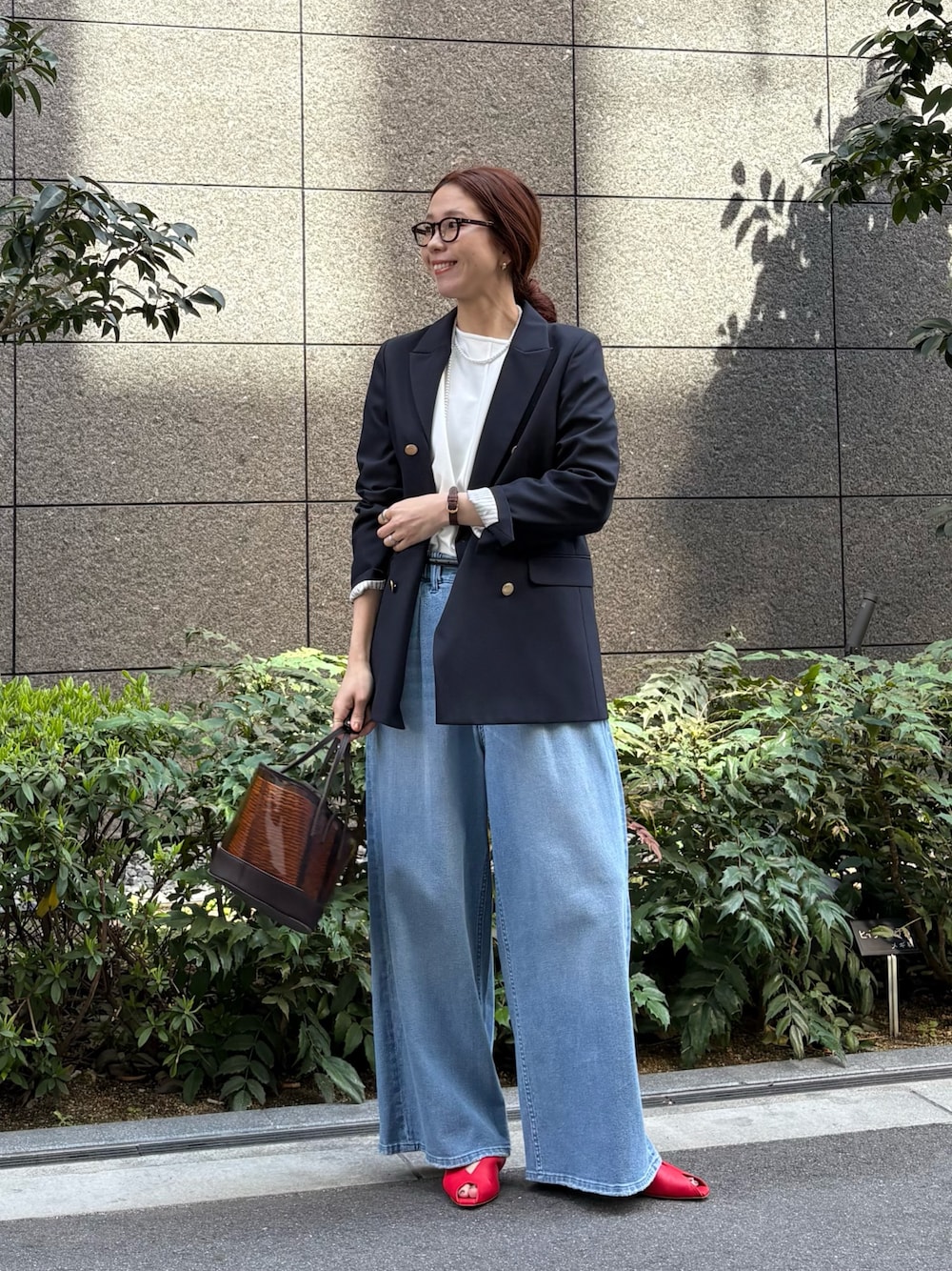 ブルー系のその他アウター、ホワイト系のスウェット、ブルー系のデニムパンツを着用したレディースの春コーディネートの1枚目の写真