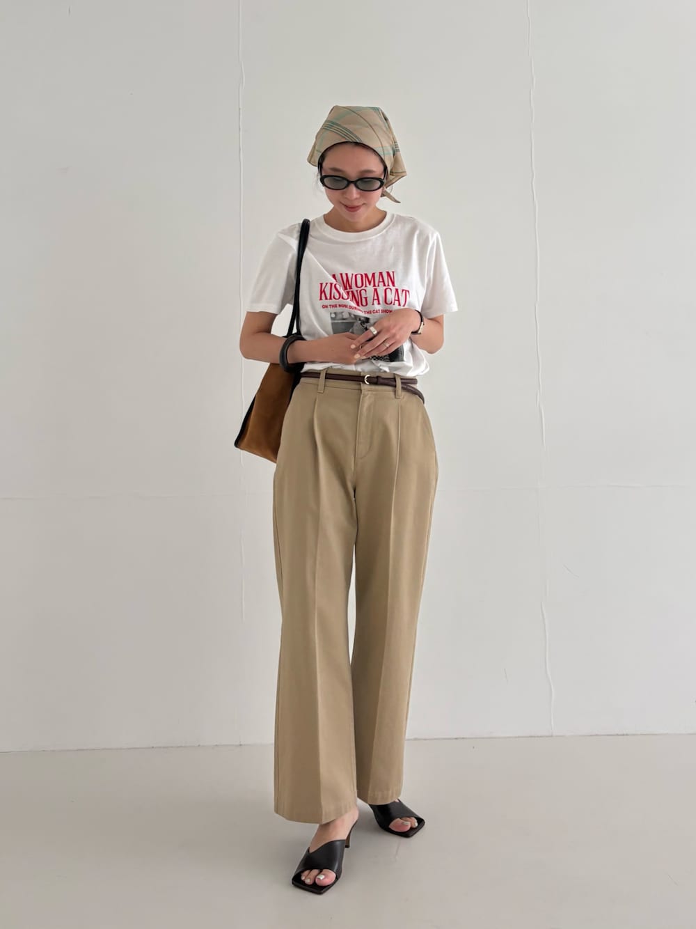 ホワイト系のTシャツ/カットソー、ベージュ系のその他パンツ、ブラウン系のトートバッグを着用したレディースの夏コーディネートの1枚目の写真