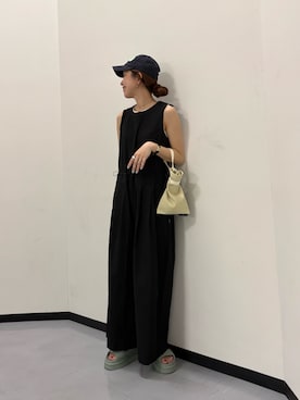 「URBAN RESEARCH（アーバンリサーチ）の『別注』THOUSAND MILE×URBAN RESEARCH　SLEEVELESS ALL IN ONE（つなぎ/オールインワン、ブラック系）」を使った、岡本さん（レディース・167cm）の春コーディネート