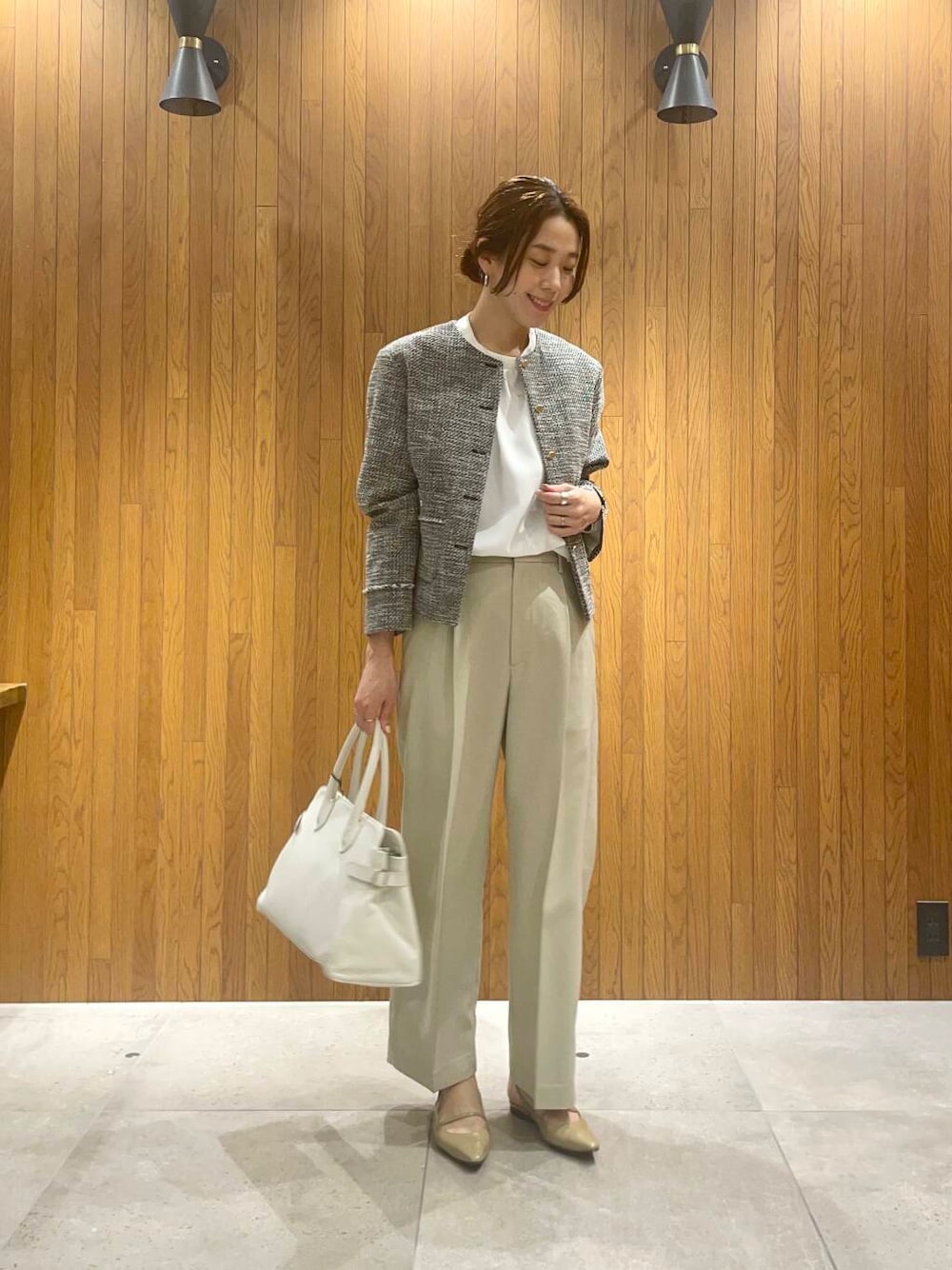 ベージュ系のその他パンツ、ブラック系のノーカラージャケット、ホワイト系のシャツ/ブラウスを着用したレディースの冬コーディネートの1枚目の写真