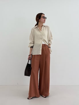 「URBAN RESEARCH（アーバンリサーチ）のリネン2WAYシャツ（シャツ/ブラウス、ベージュ系）」を使った、岡本さん（レディース・167cm）の夏コーディネート