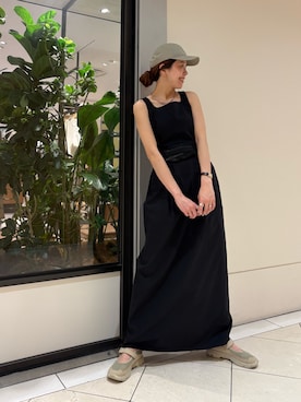 「URBAN RESEARCH（アーバンリサーチ）のTeya　NO MATTER DRESS（ワンピース、ブラック系）」を使った、岡本さん（レディース・167cm）の夏コーディネート