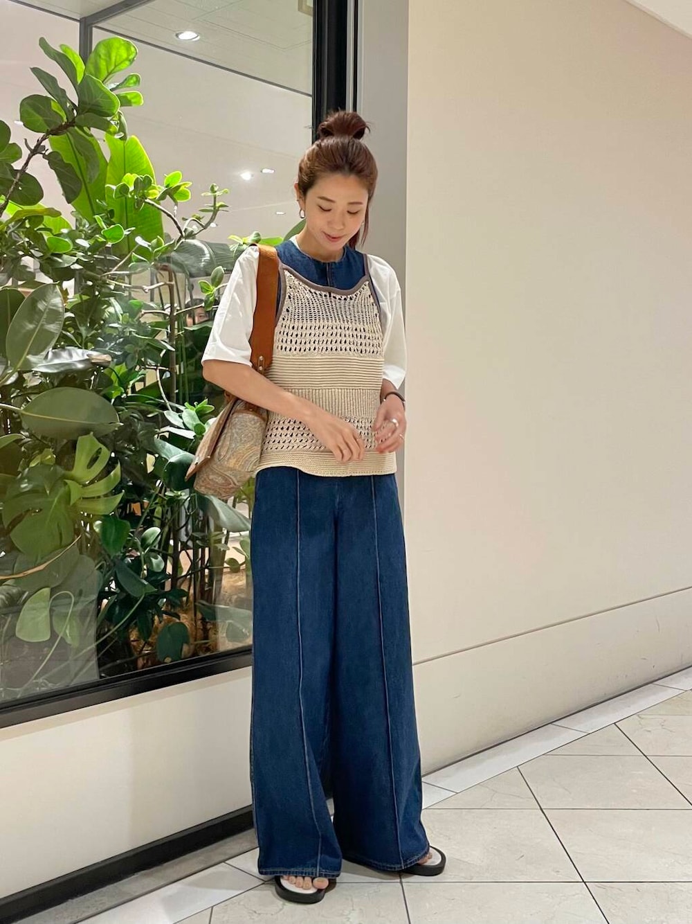 ホワイト系のニット/セーター、ホワイト系のTシャツ/カットソー、ブルー系のサロペット/オーバーオールを着用したレディースの夏コーディネートの1枚目の写真