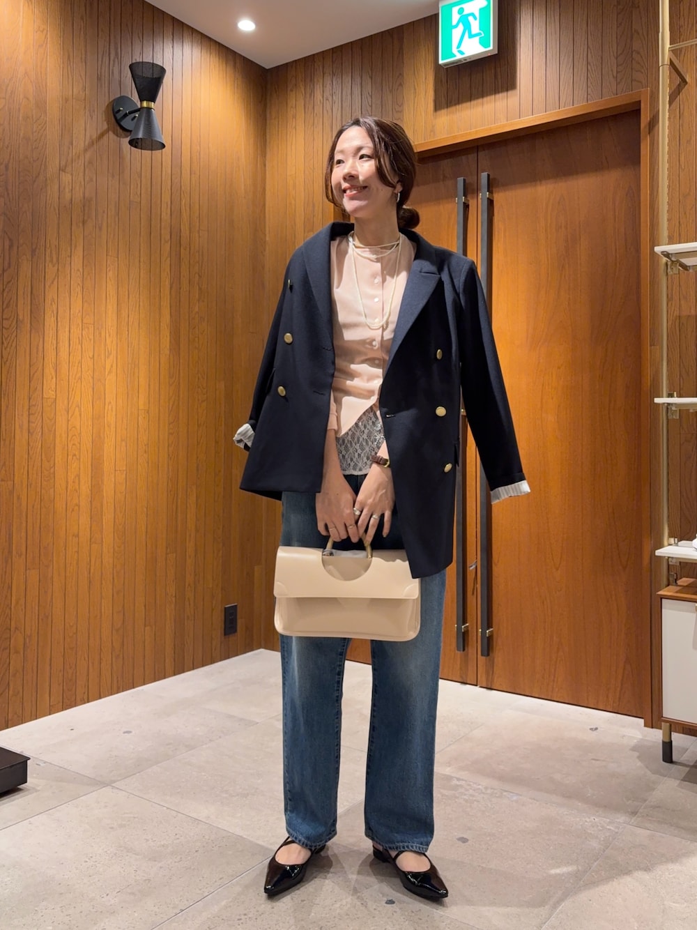 ブルー系のその他アウター、ピンク系のカーディガン/ボレロ、ホワイト系のTシャツ/カットソーを着用したレディースの冬コーディネートの1枚目の写真