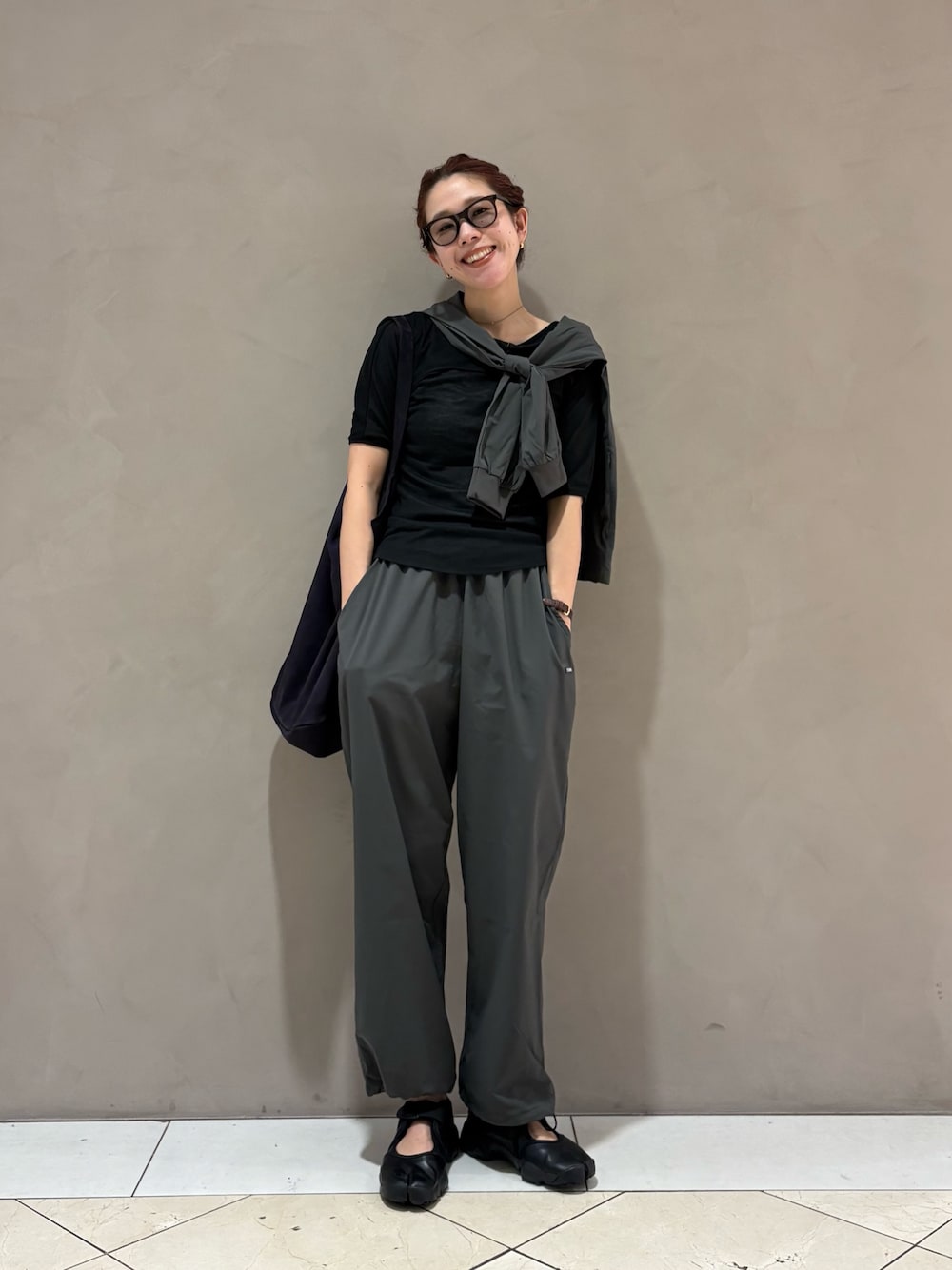 ブラック系のTシャツ/カットソー、ブルー系のトートバッグ、グレー系のルームウェア/パジャマを着用したレディースの夏コーディネートの1枚目の写真