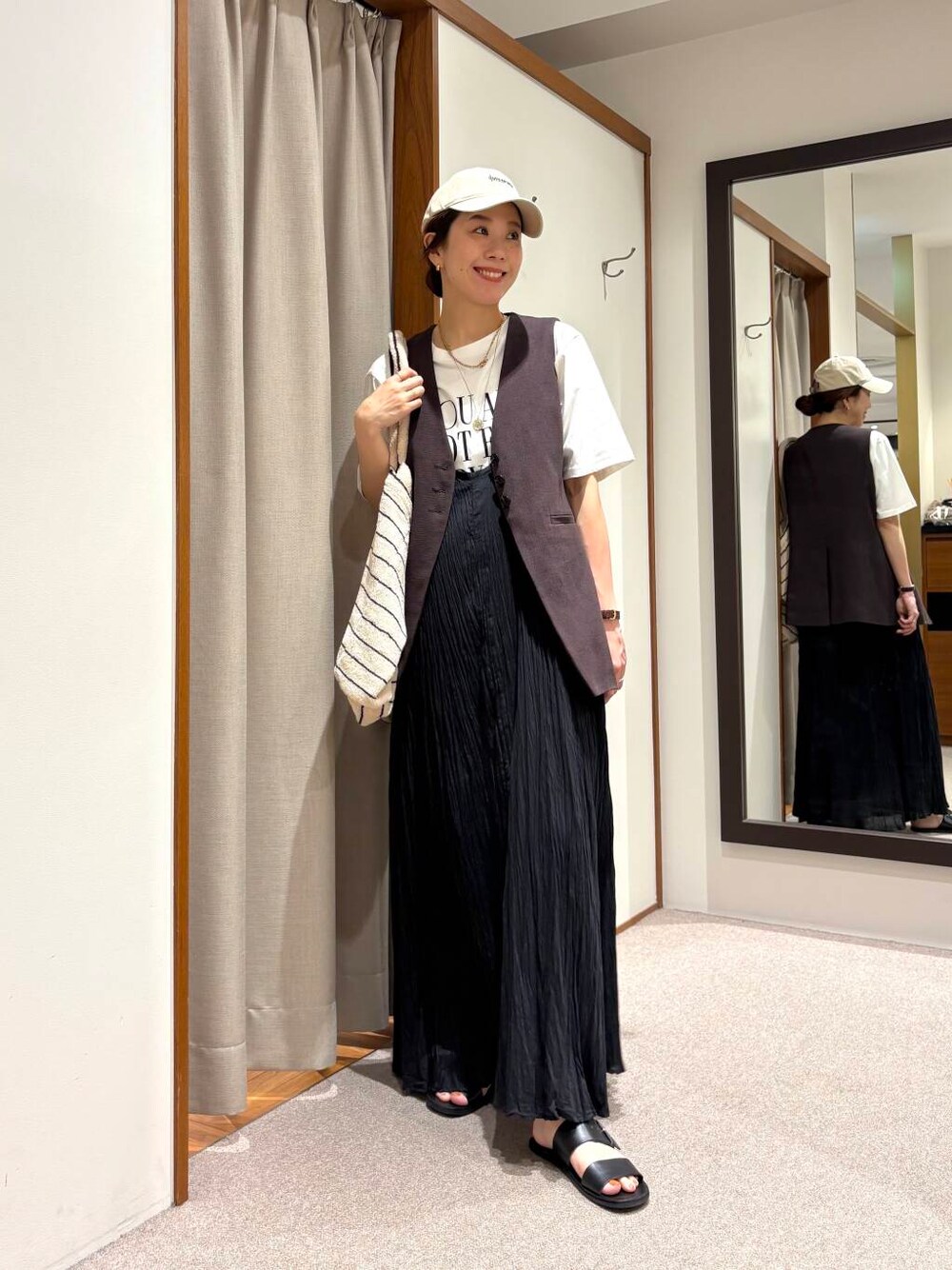 その他のTシャツ/カットソー、ブラック系のサンダル、ブラック系のワンピースを着用したレディースの夏コーディネートの1枚目の写真