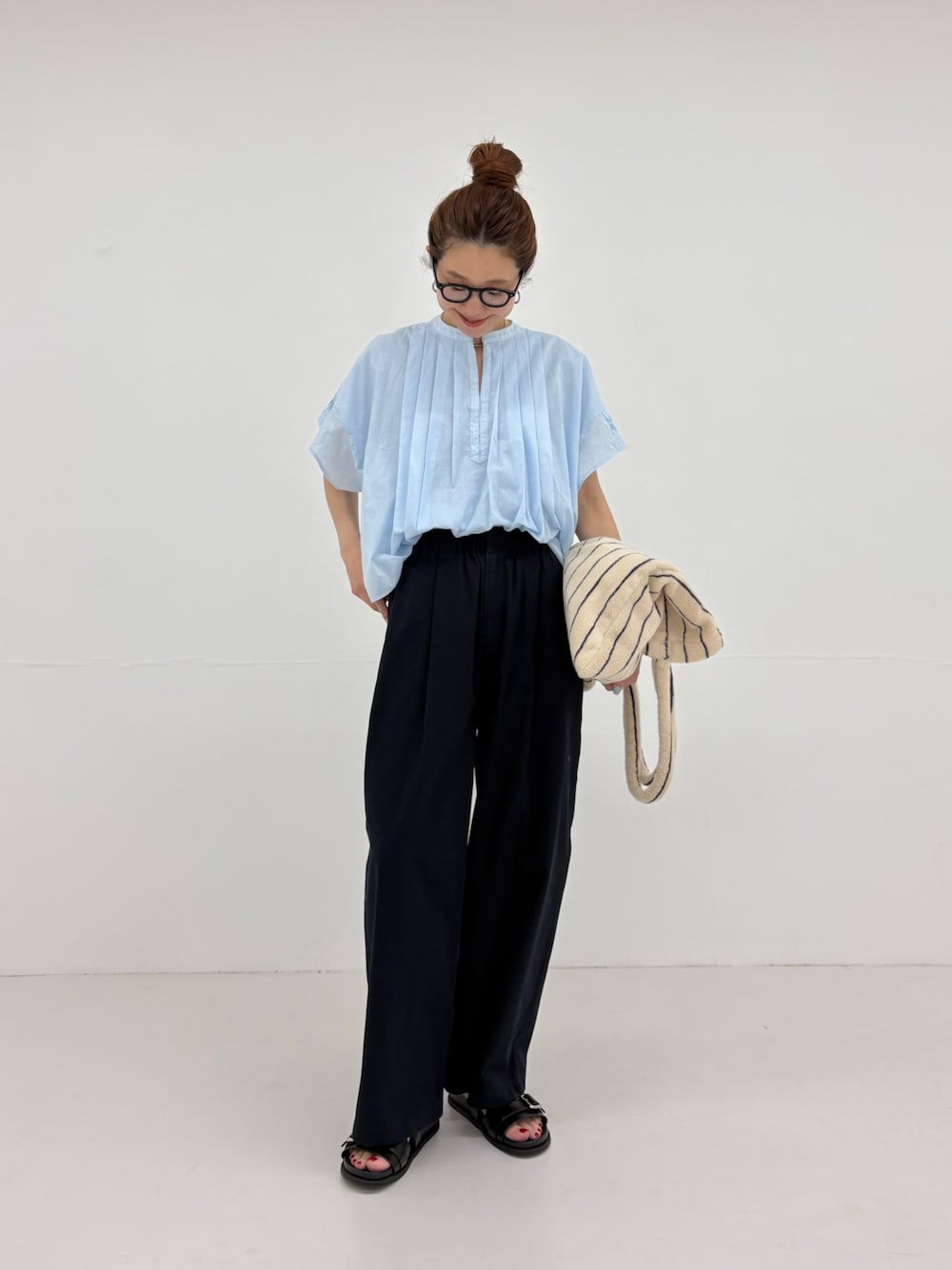 ブルー系のシャツ/ブラウス、ブルー系のその他パンツ、ブラック系のサンダルを着用したレディースの春コーディネートの1枚目の写真