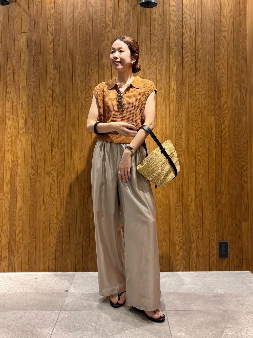 ブラウン系のニット/セーター、ベージュ系のその他パンツ、ブラウン系のサンダルを着用したレディースの夏コーディネートの1枚目の写真