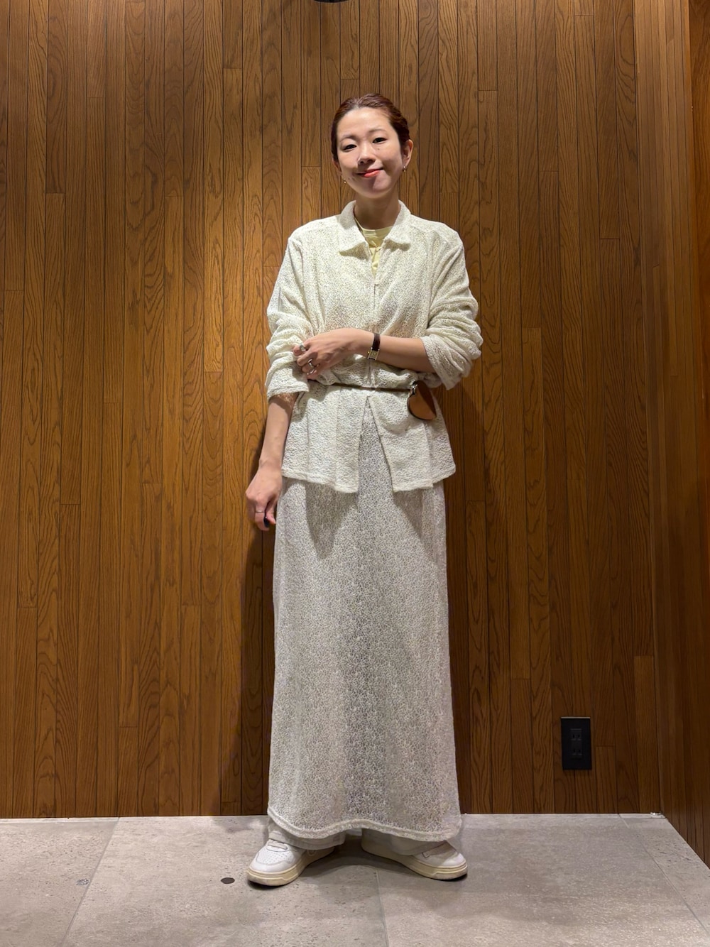 ホワイト系のシャツ/ブラウス、ホワイト系のスカート、ホワイト系のスニーカーを着用したレディースの春コーディネートの1枚目の写真