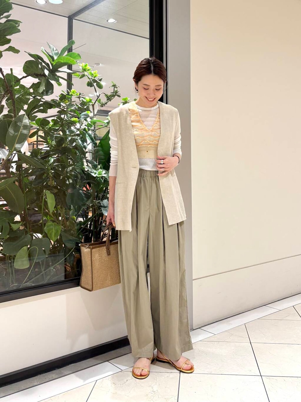 ベージュ系のその他パンツ、ホワイト系のTシャツ/カットソー、ベージュ系のその他アウターを着用したレディースの春コーディネートの1枚目の写真