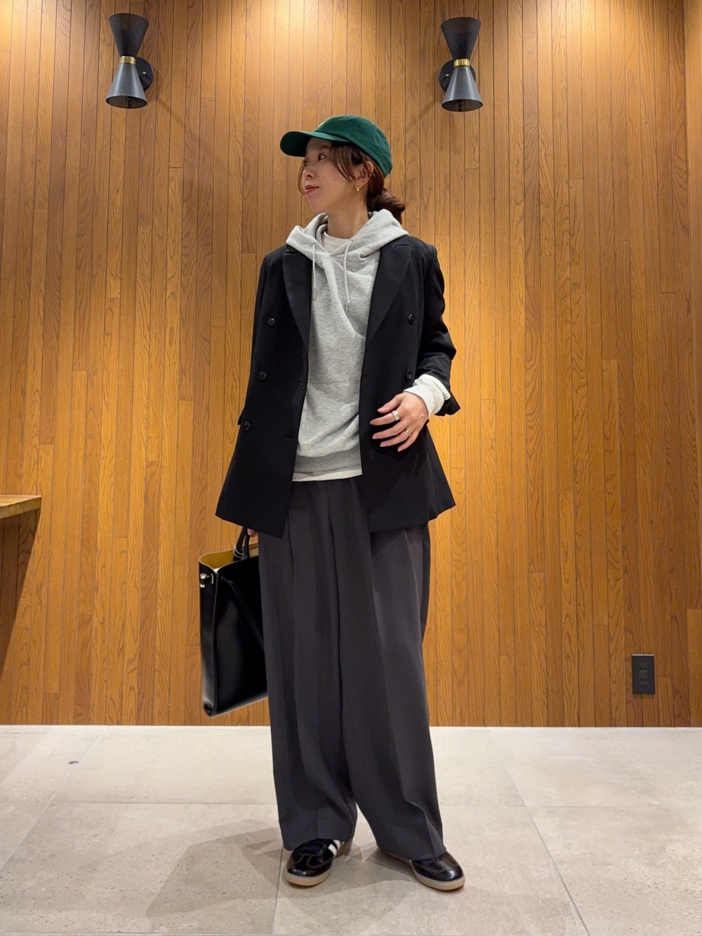 ブラック系のその他アウター、グレー系のパーカー、グレー系のその他パンツを着用したレディースの冬コーディネートの1枚目の写真